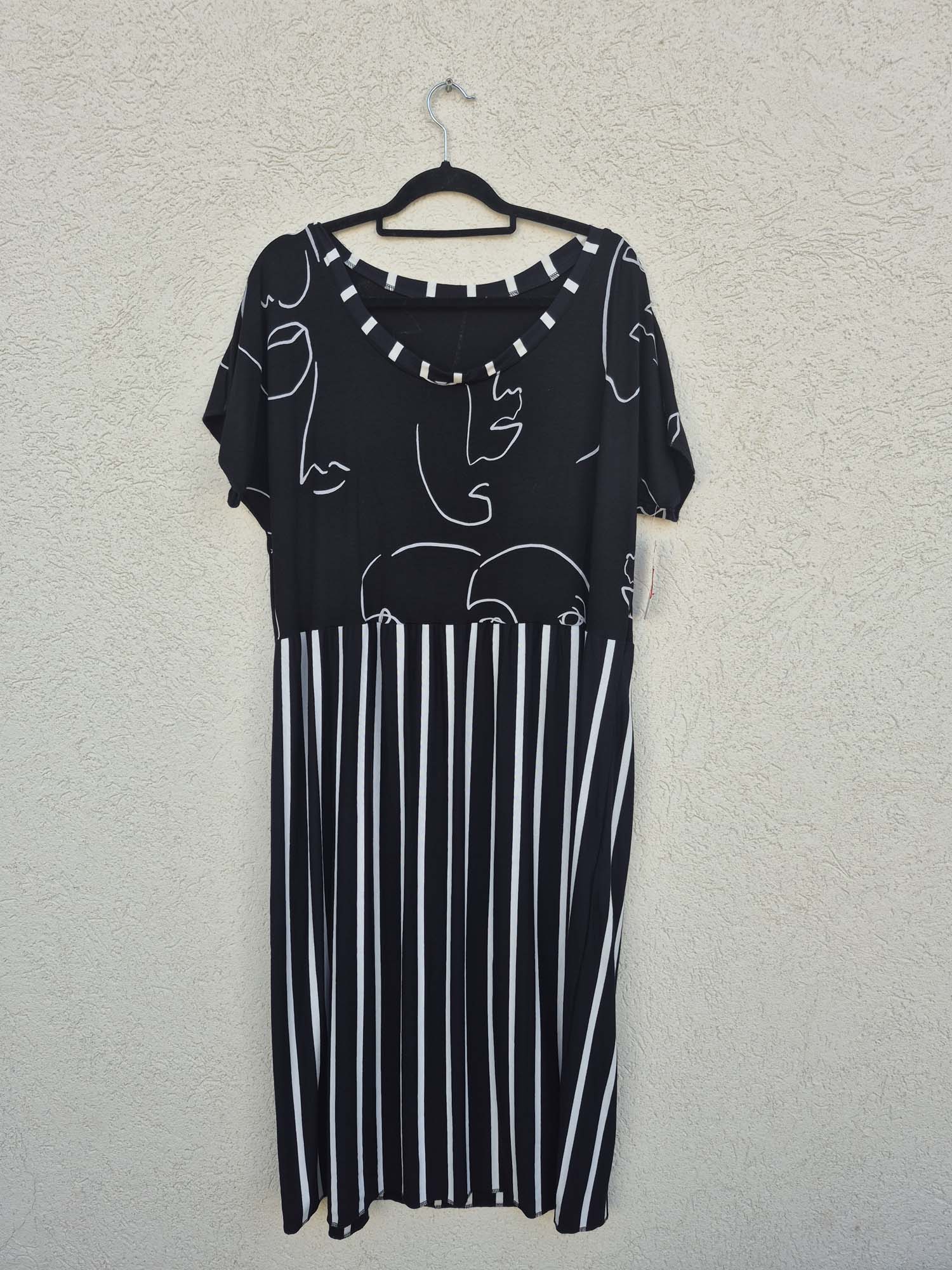 שמלת טריקו בשחור ולבן