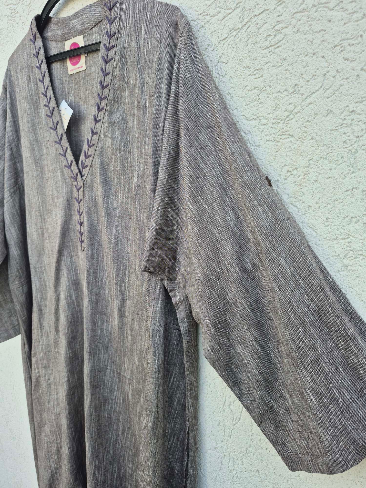 שמלת גלביה עם רקמה אפורה