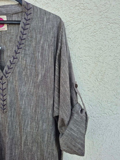 שמלת גלביה עם רקמה אפורה