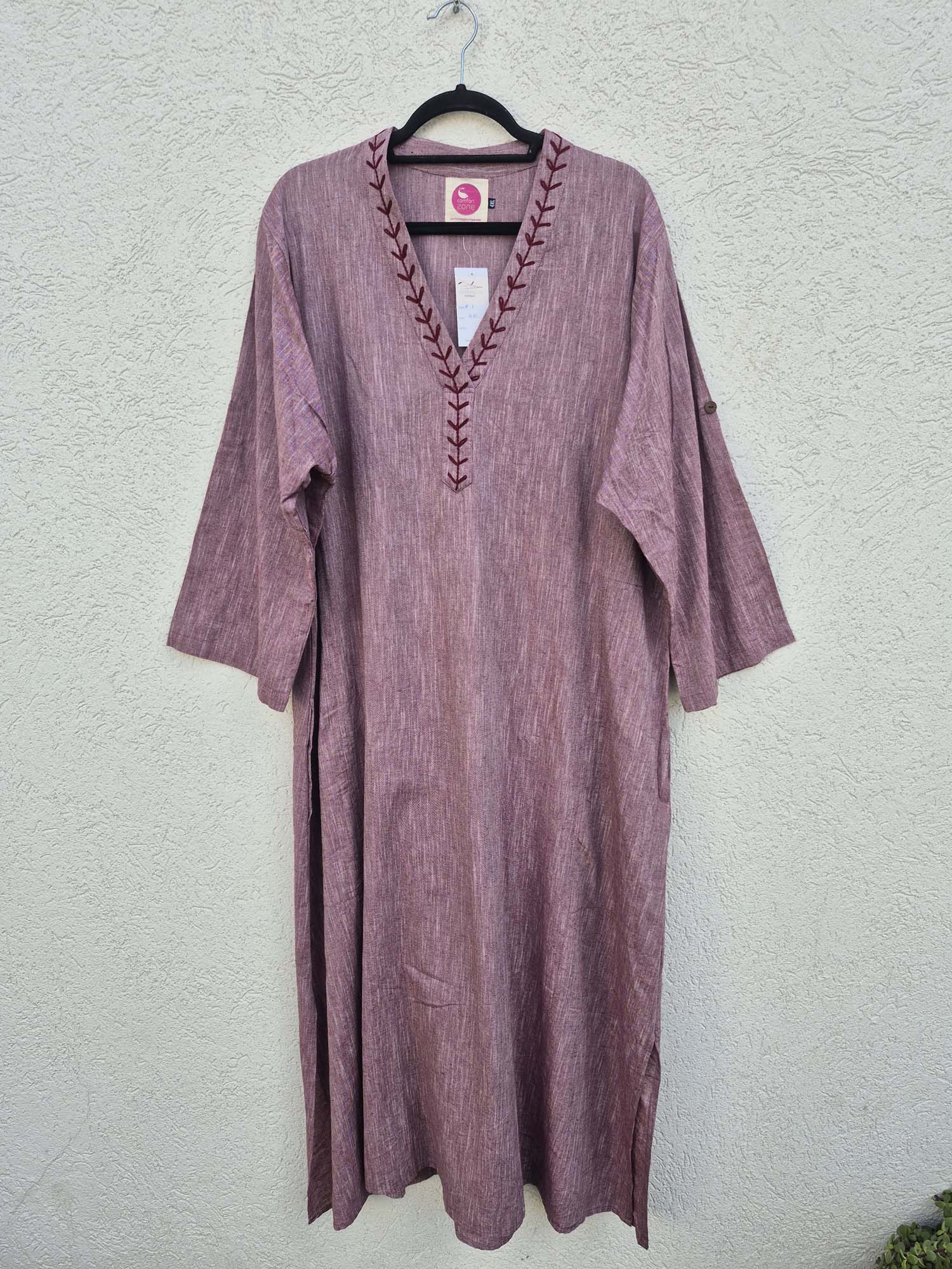 שמלת גלביה עם רקמה סגולה