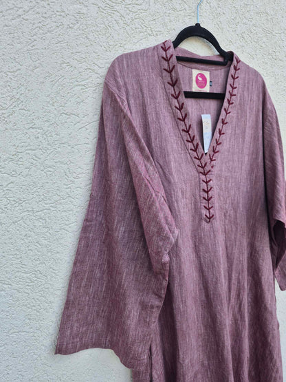 שמלת גלביה עם רקמה סגולה