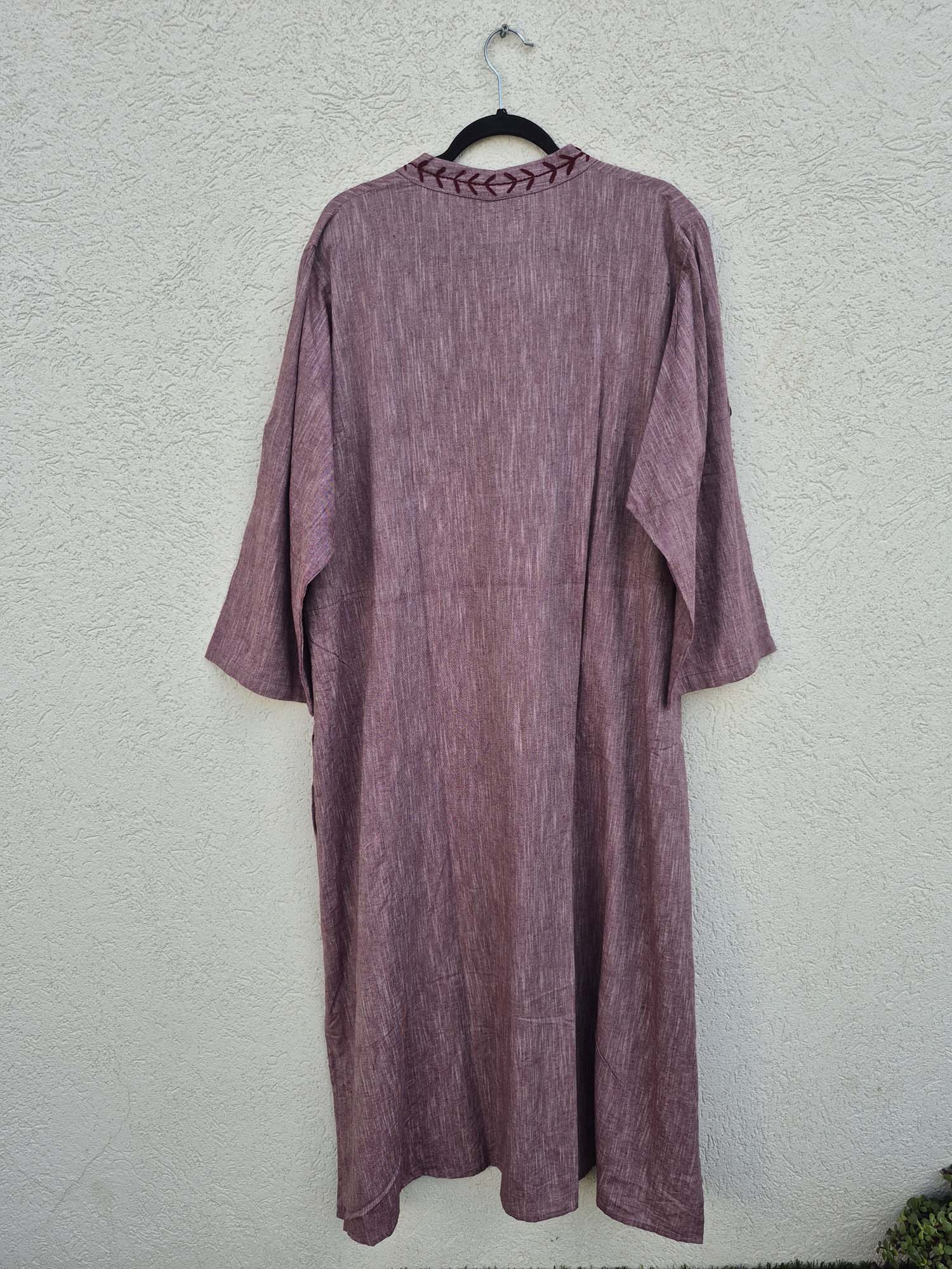 שמלת גלביה עם רקמה סגולה