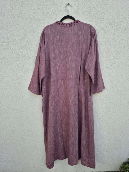 שמלת גלביה עם רקמה סגולה