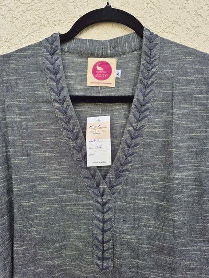 שמלת גלביה עם רקמה כחולה