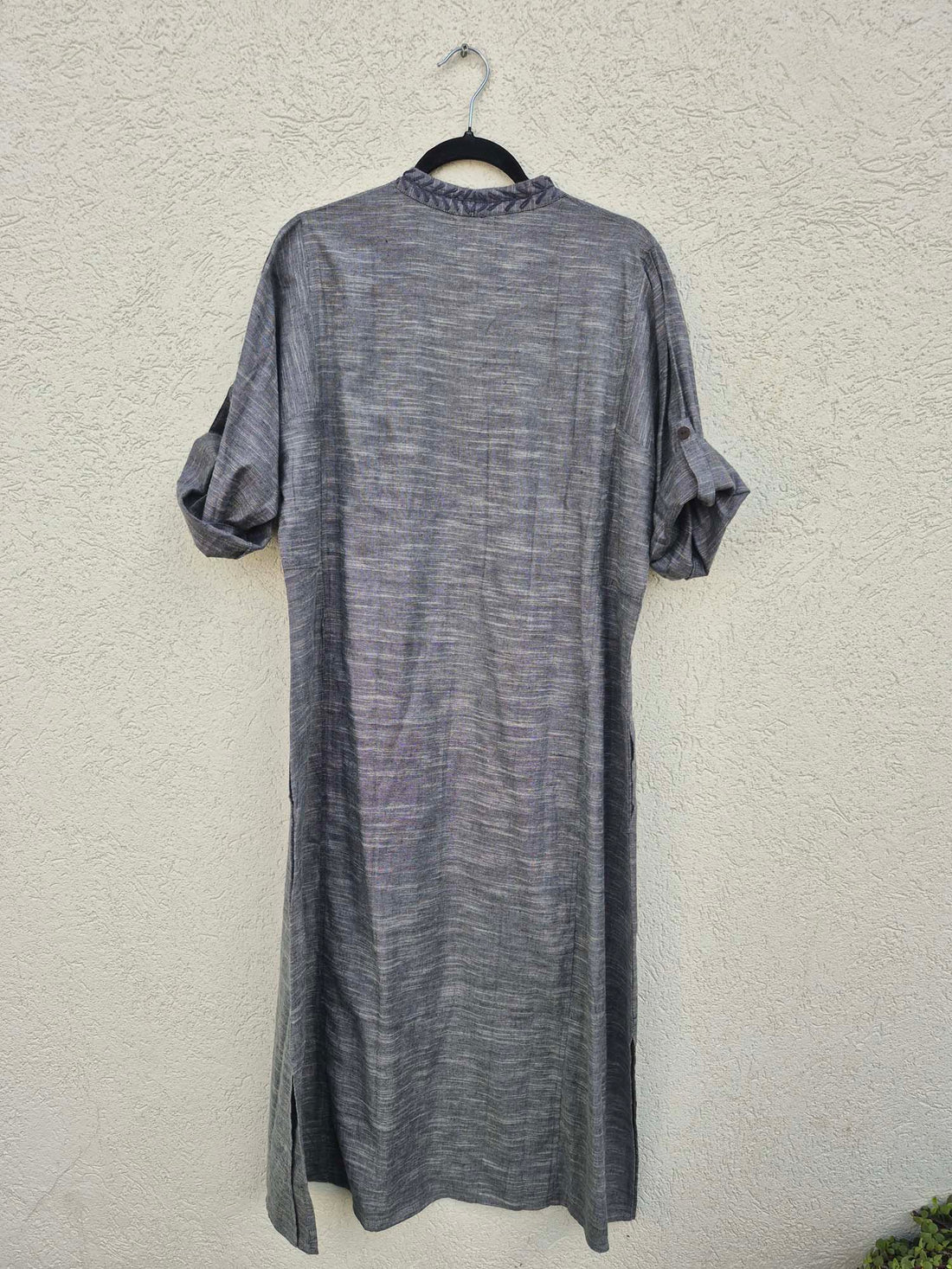 שמלת גלביה עם רקמה כחולה