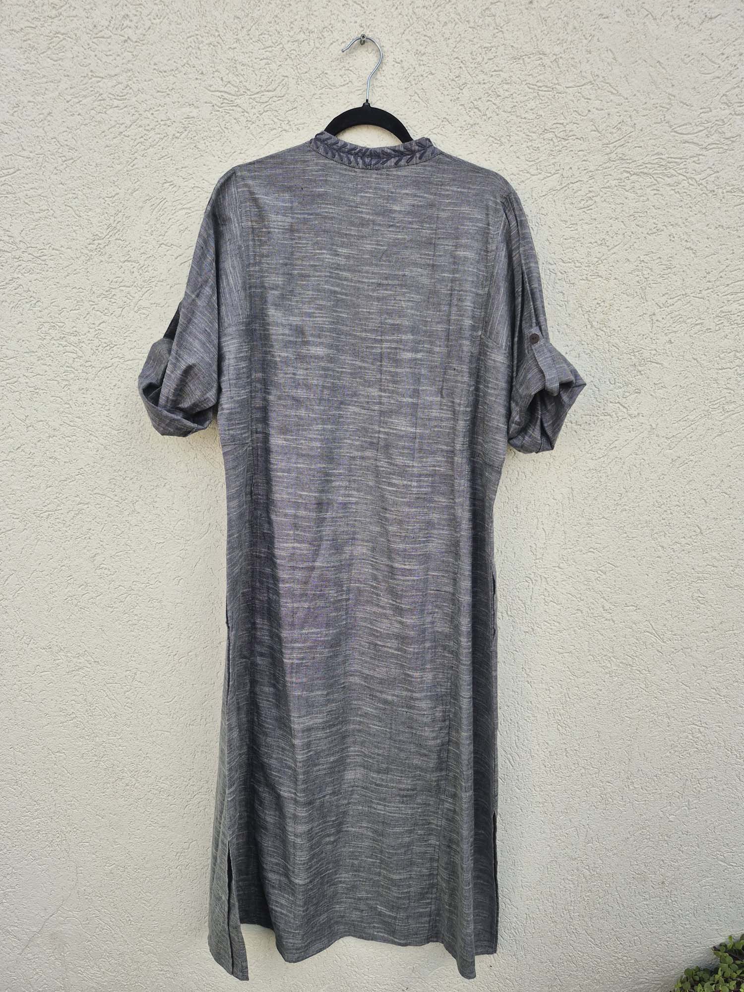 שמלת גלביה עם רקמה כחולה