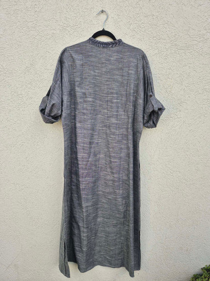 שמלת גלביה עם רקמה כחולה