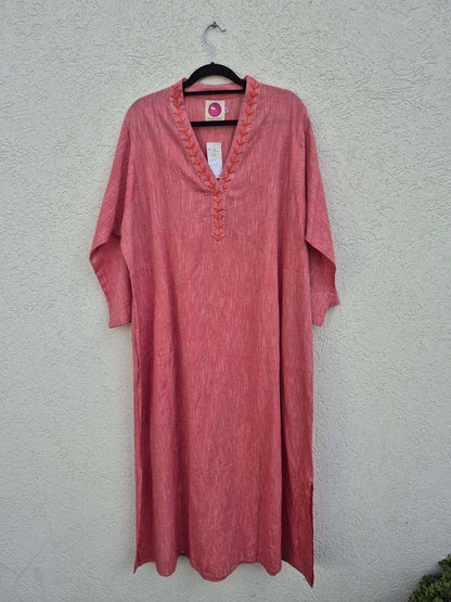 שמלת גלביה עם רקמה ורודה