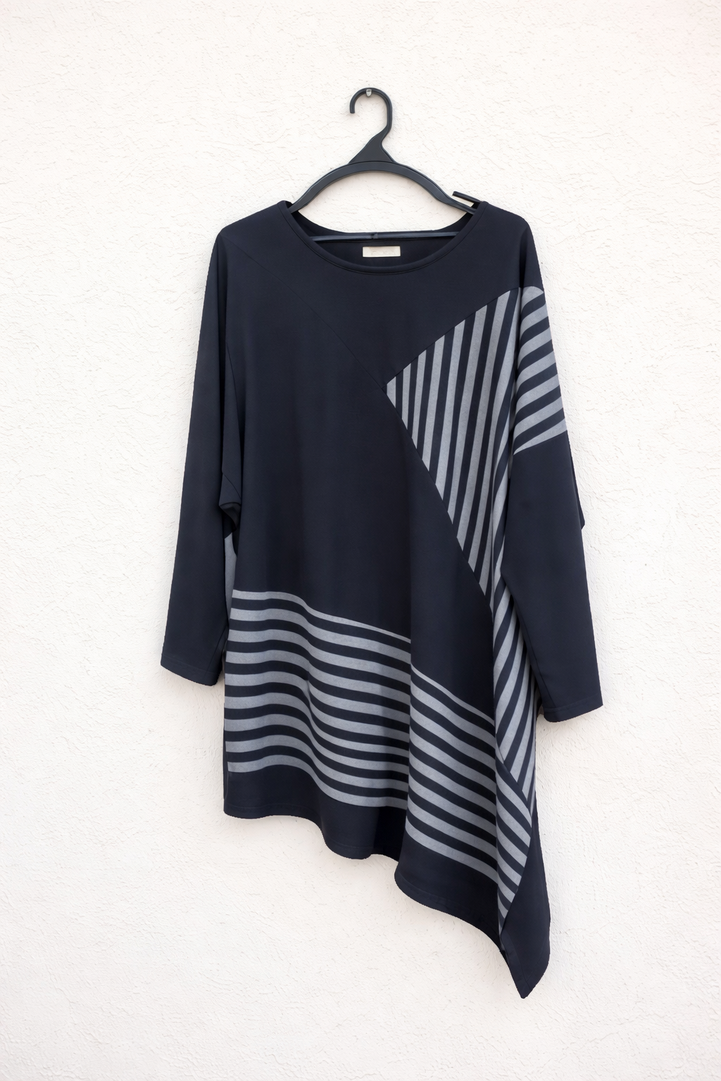 טוניקה עם פסי אלכסון בשחור ואפור