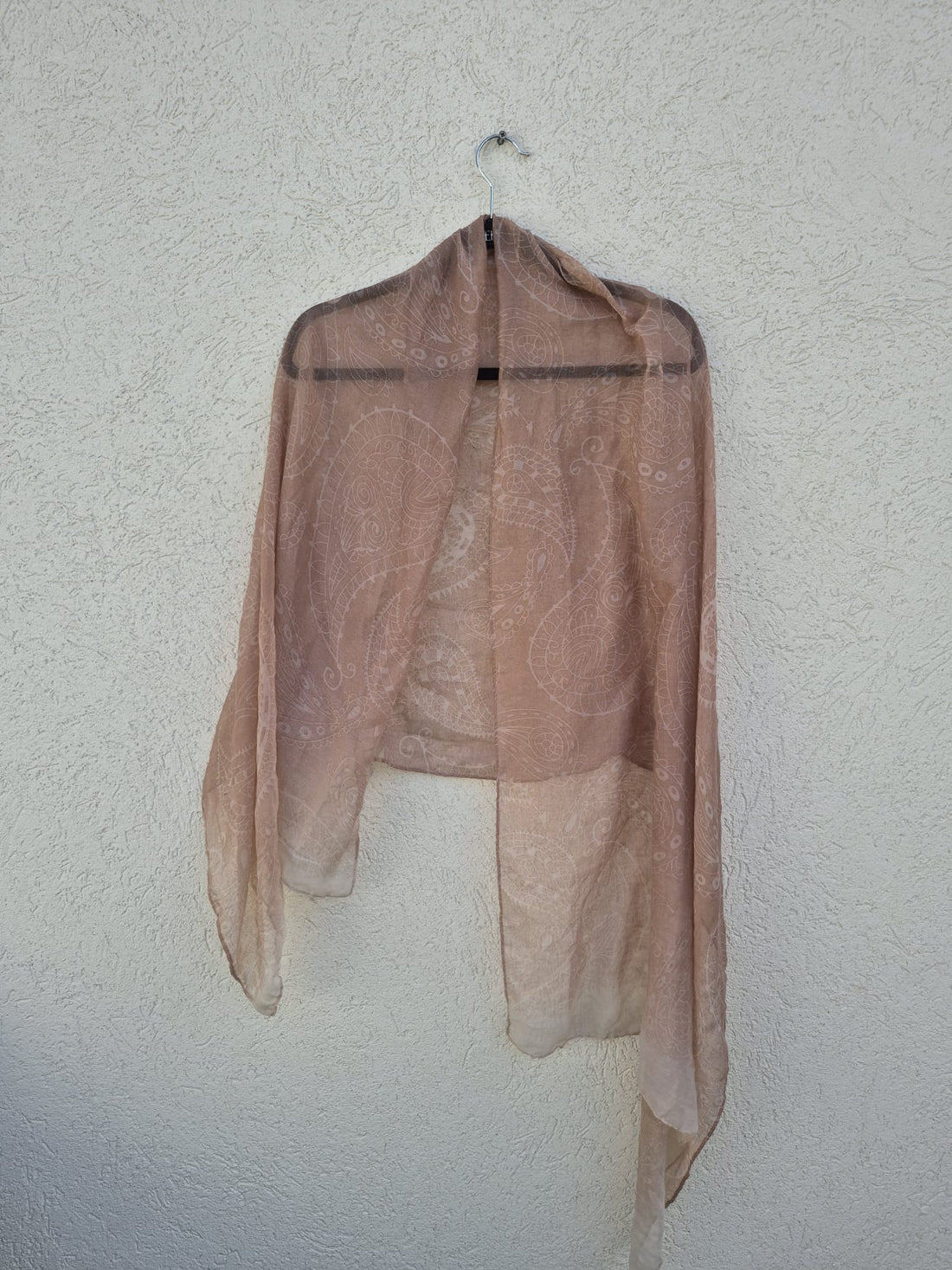 צעיף עדין עם דוגמא לבנה עדינה