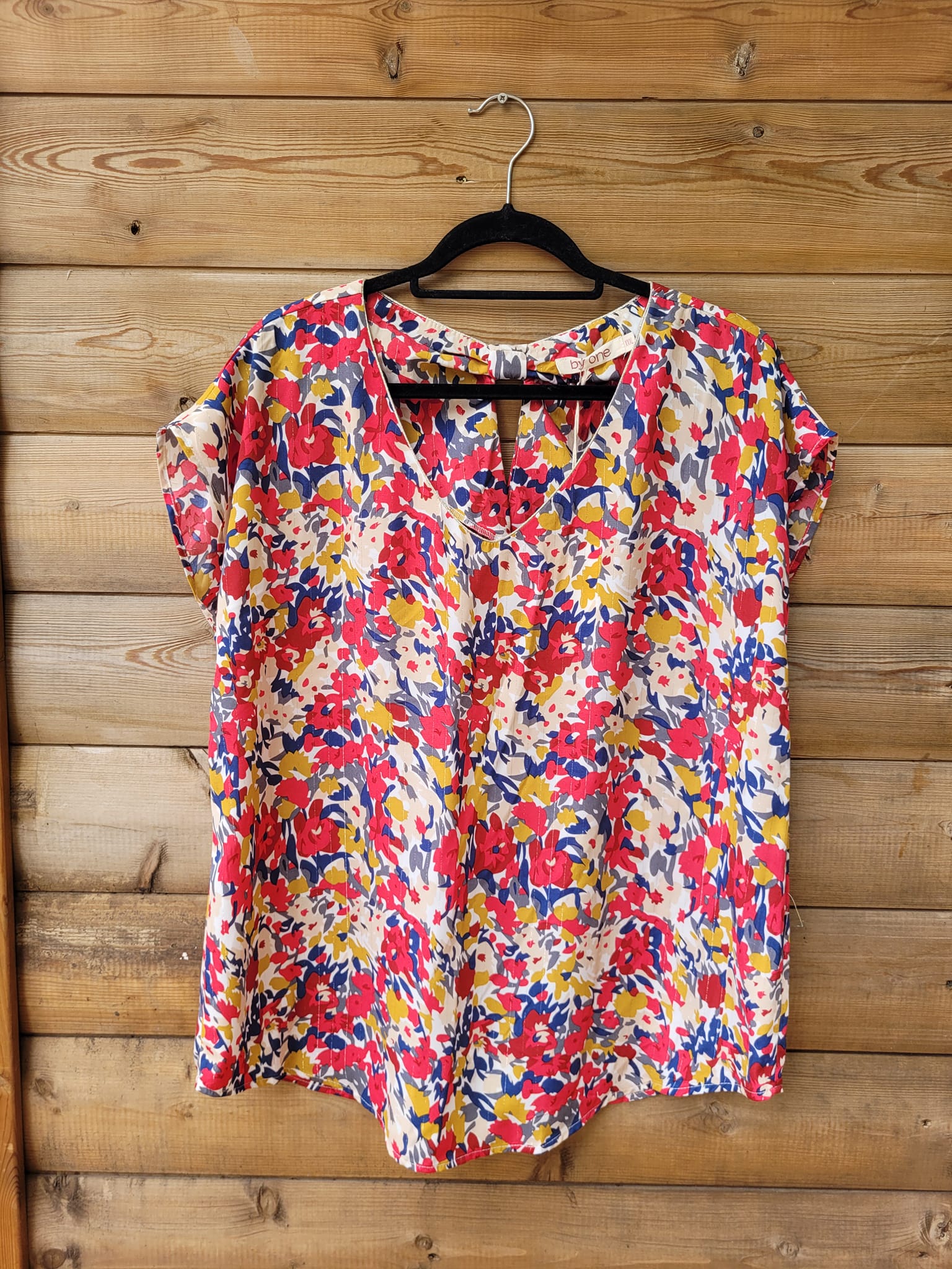 חולצה פרחונית עם פסי זהב