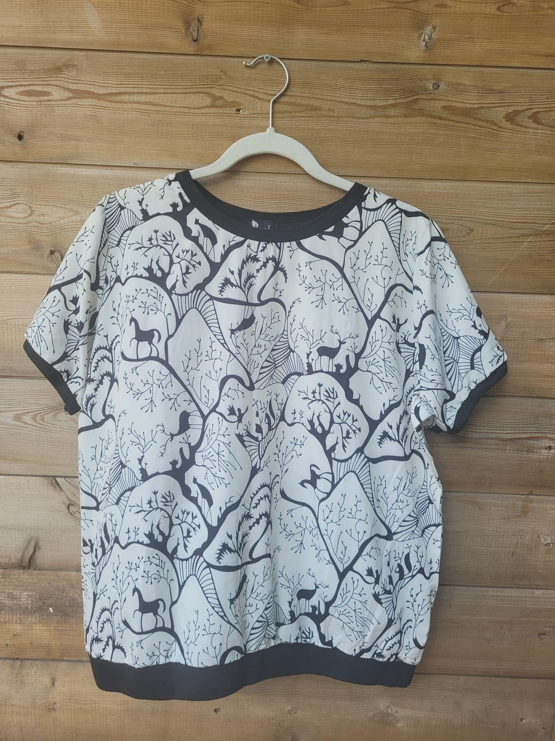 חולצה בהדפס סוסים