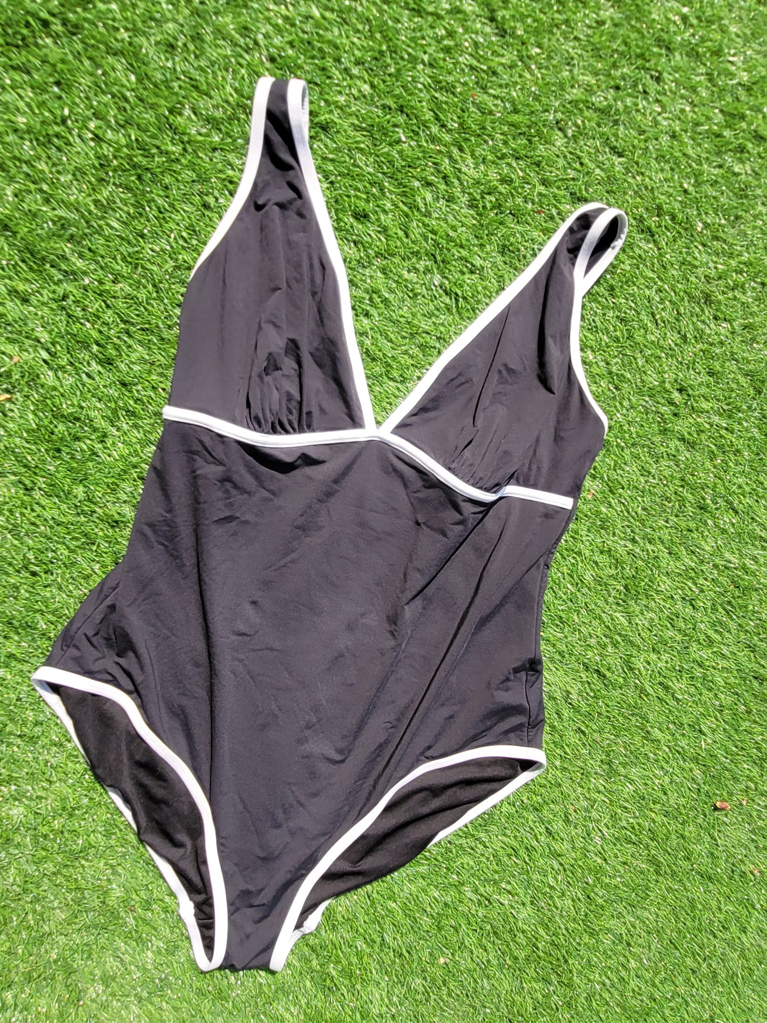 בגד ים שחור עם קונטור לבן