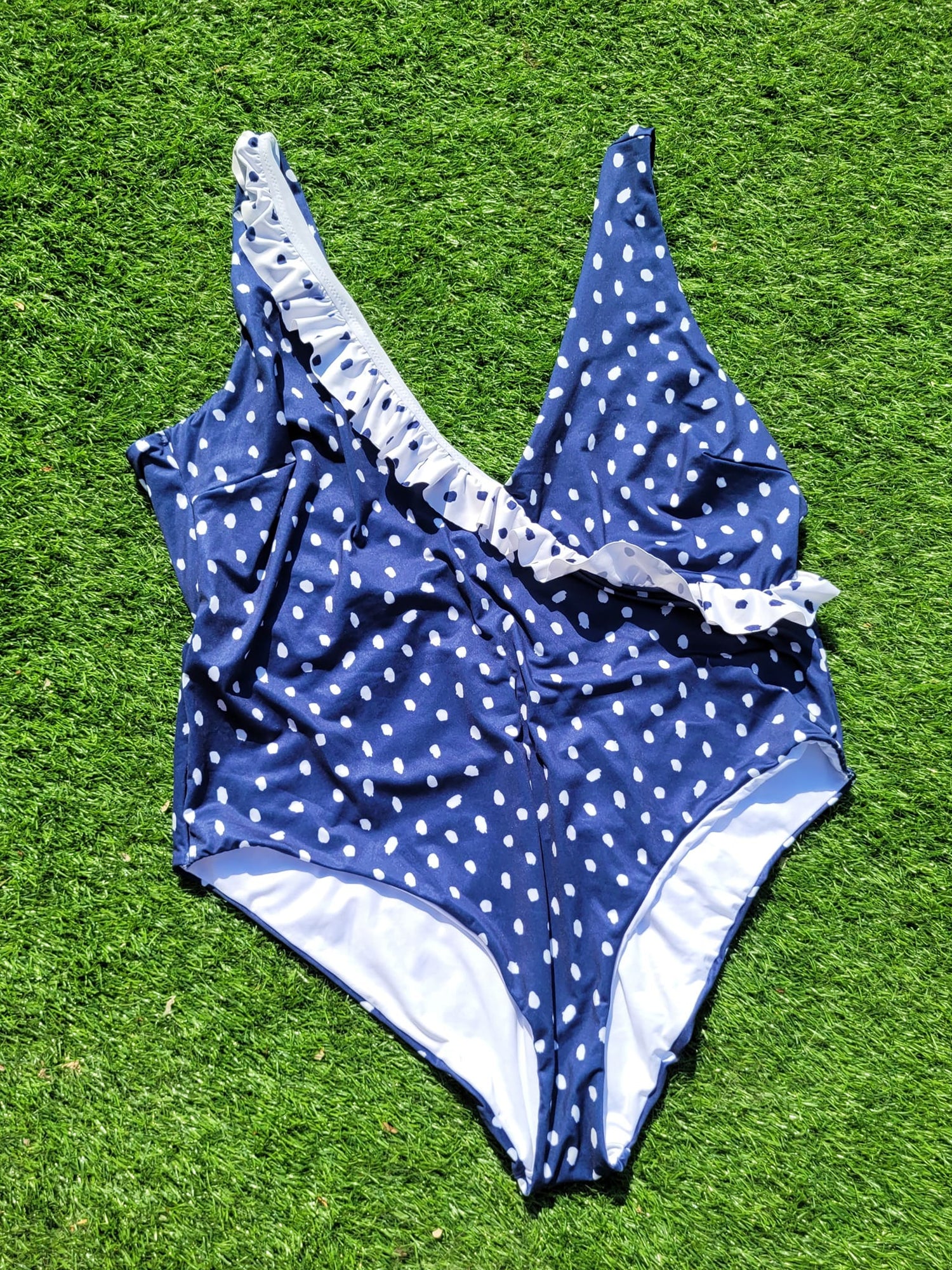 בגד ים מעטפת כחול עם נקודות לבנות