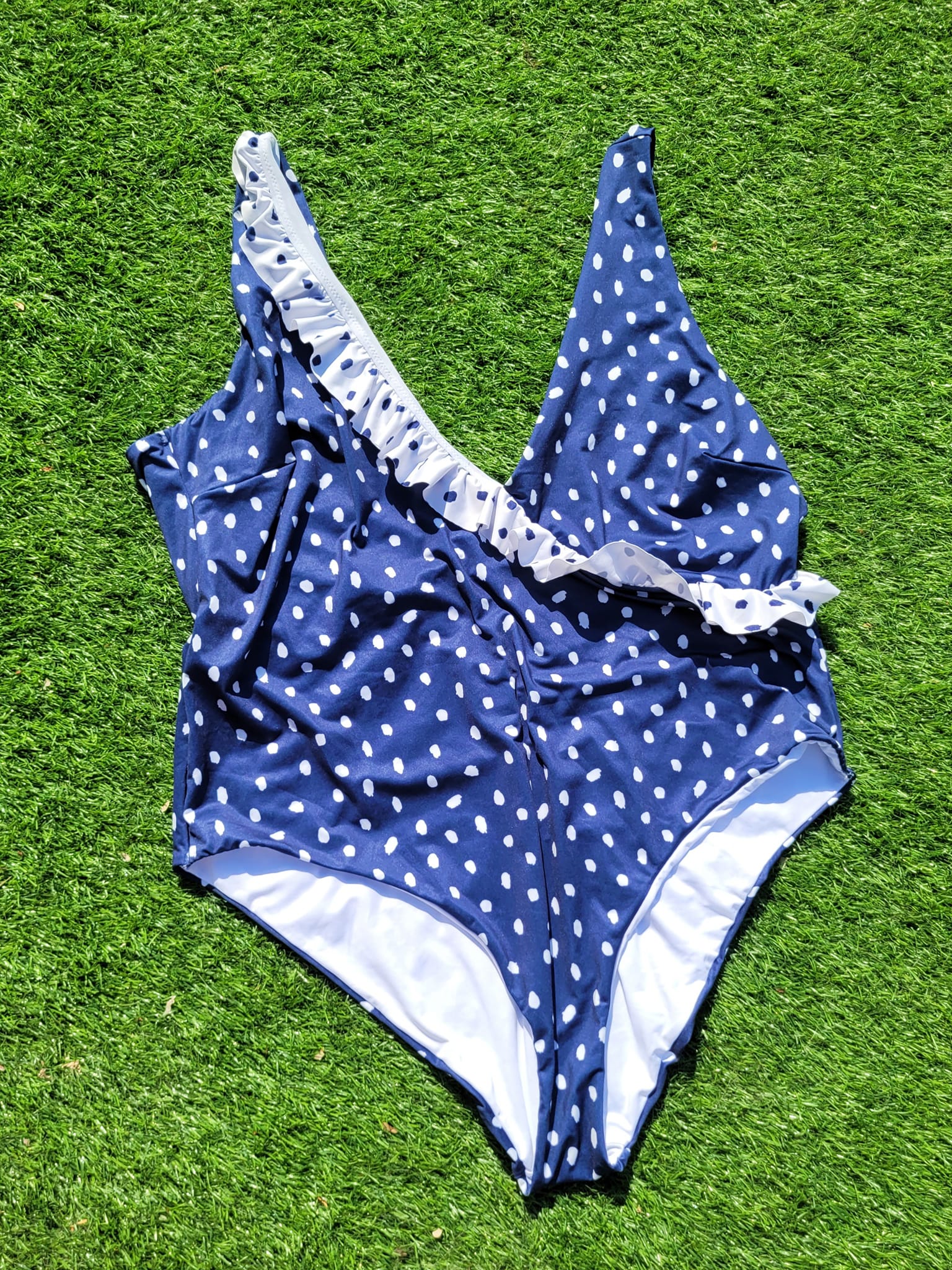 בגד ים מעטפת כחול עם נקודות לבנות