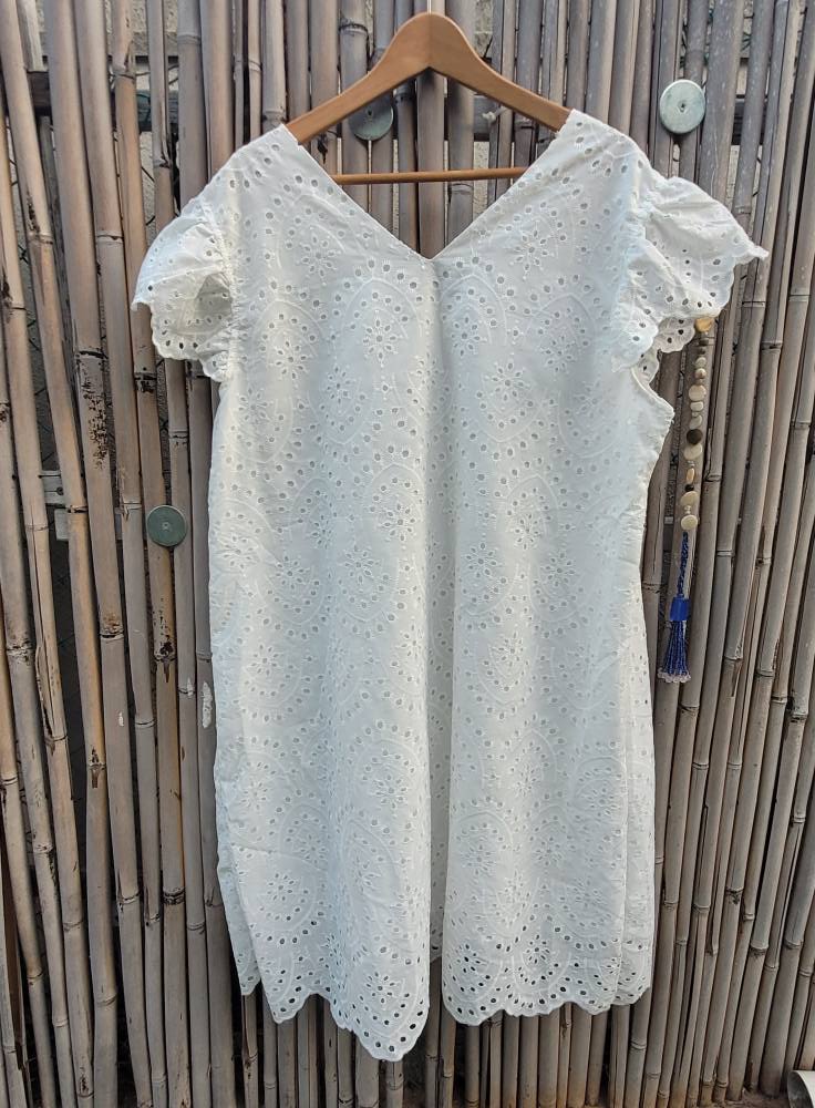 שמלת תחרה לבנה