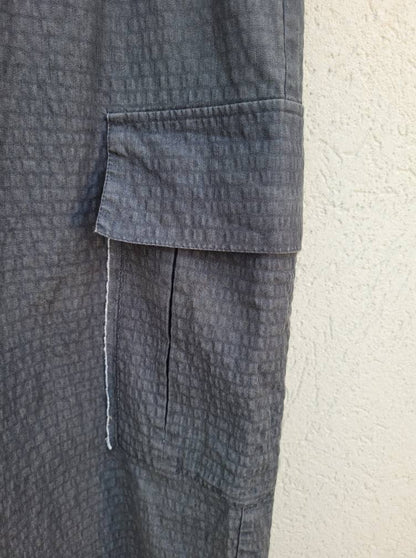 מכנסיים רחבים עם כיסים גדולים