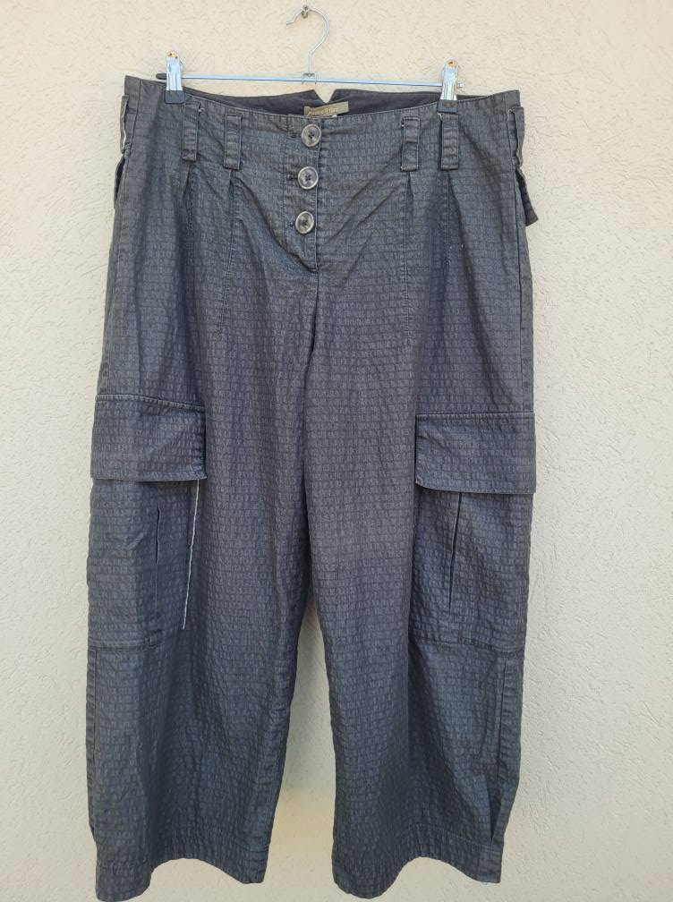 מכנסיים רחבים עם כיסים גדולים