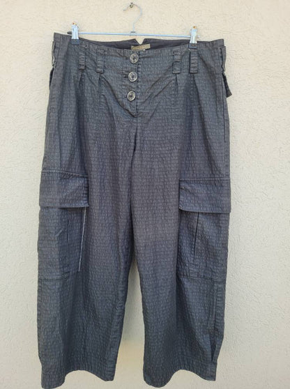 מכנסיים רחבים עם כיסים גדולים