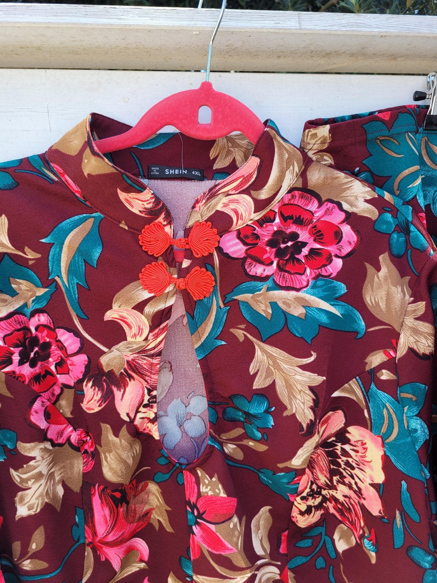 חליפה פרחונית