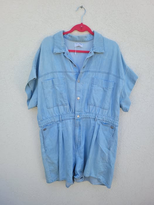 אוברול גינס קצר בהיר עם כיסים מיוחדים