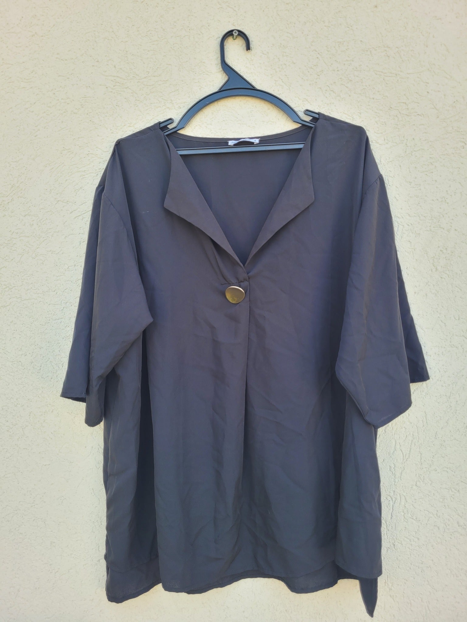 חולצה שחורה עם כפתור גדול