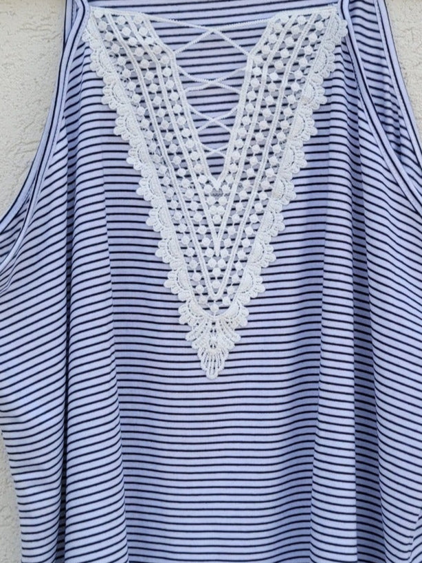 גופיית פסים עם תחרה