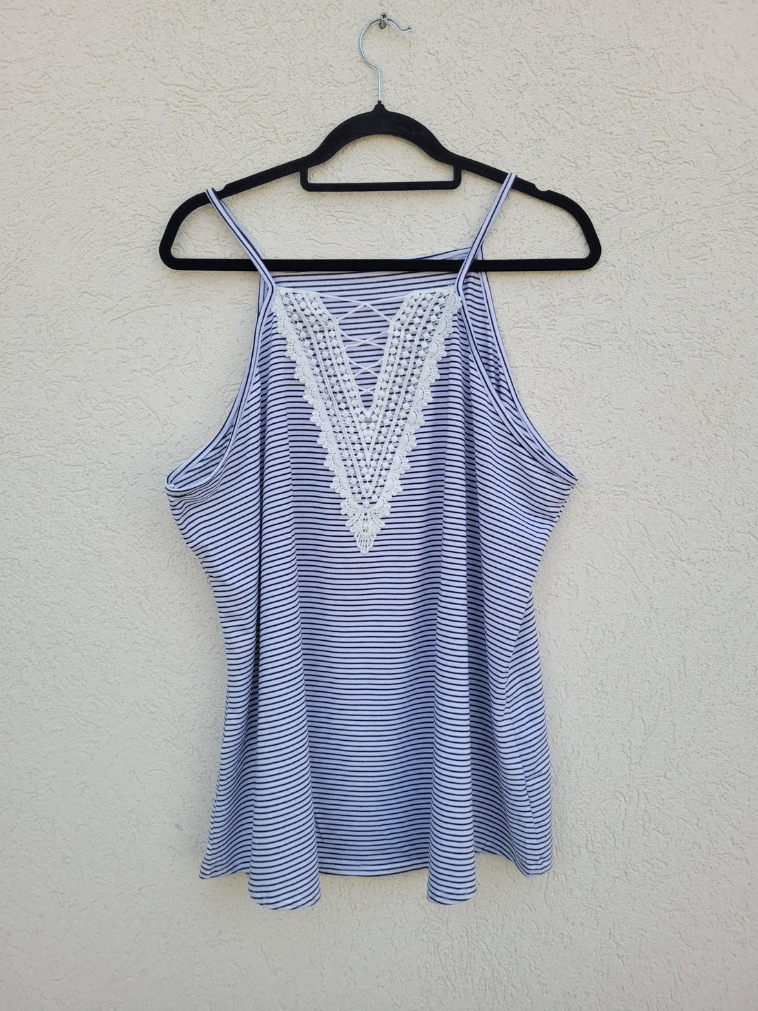 גופיית פסים עם תחרה