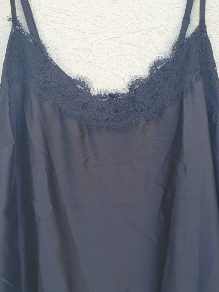 גופייה שחורה עם תחרה