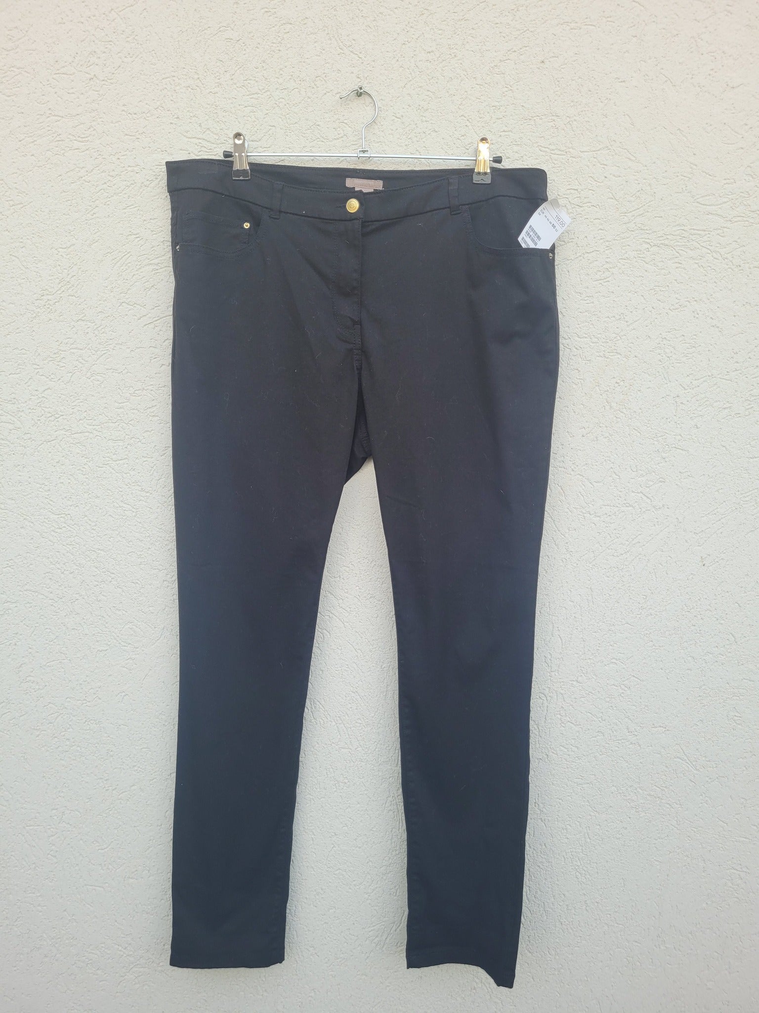 מכנסי בד שחורים