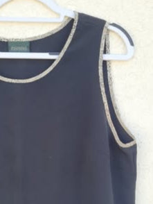 גופיה שחורה עם גימור מנומר