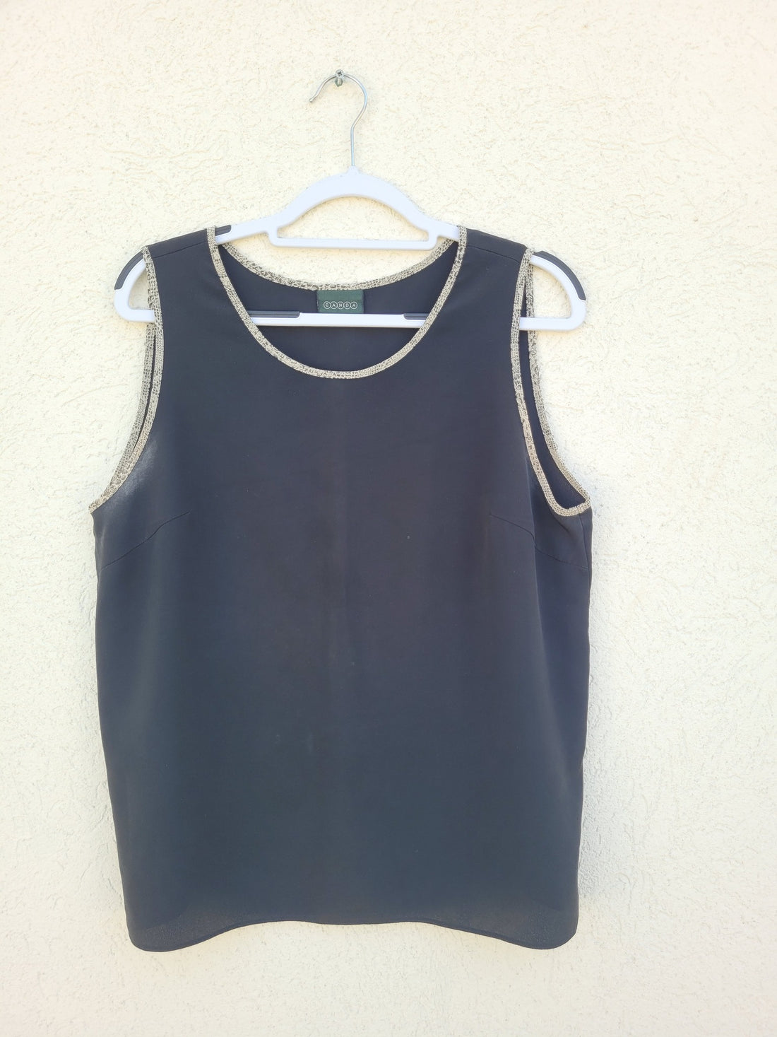 גופיה שחורה עם גימור מנומר