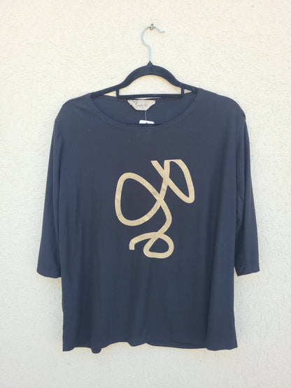 חולצת ריב שחורה עם הדפס מוזהב