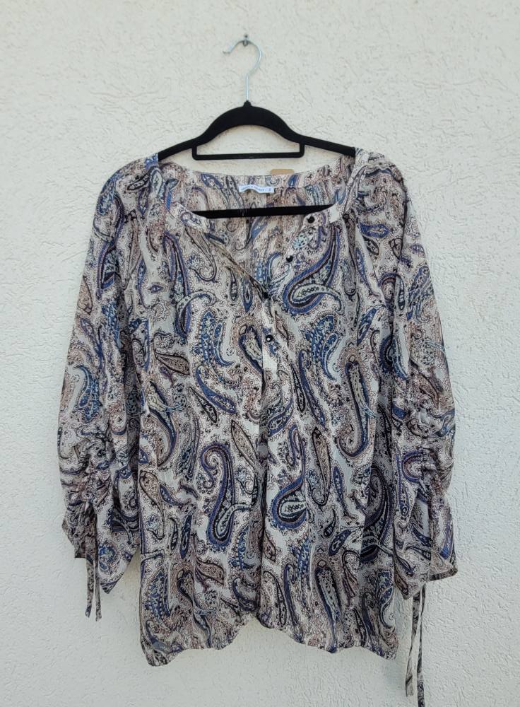 חולצה בשקיפות עדינה