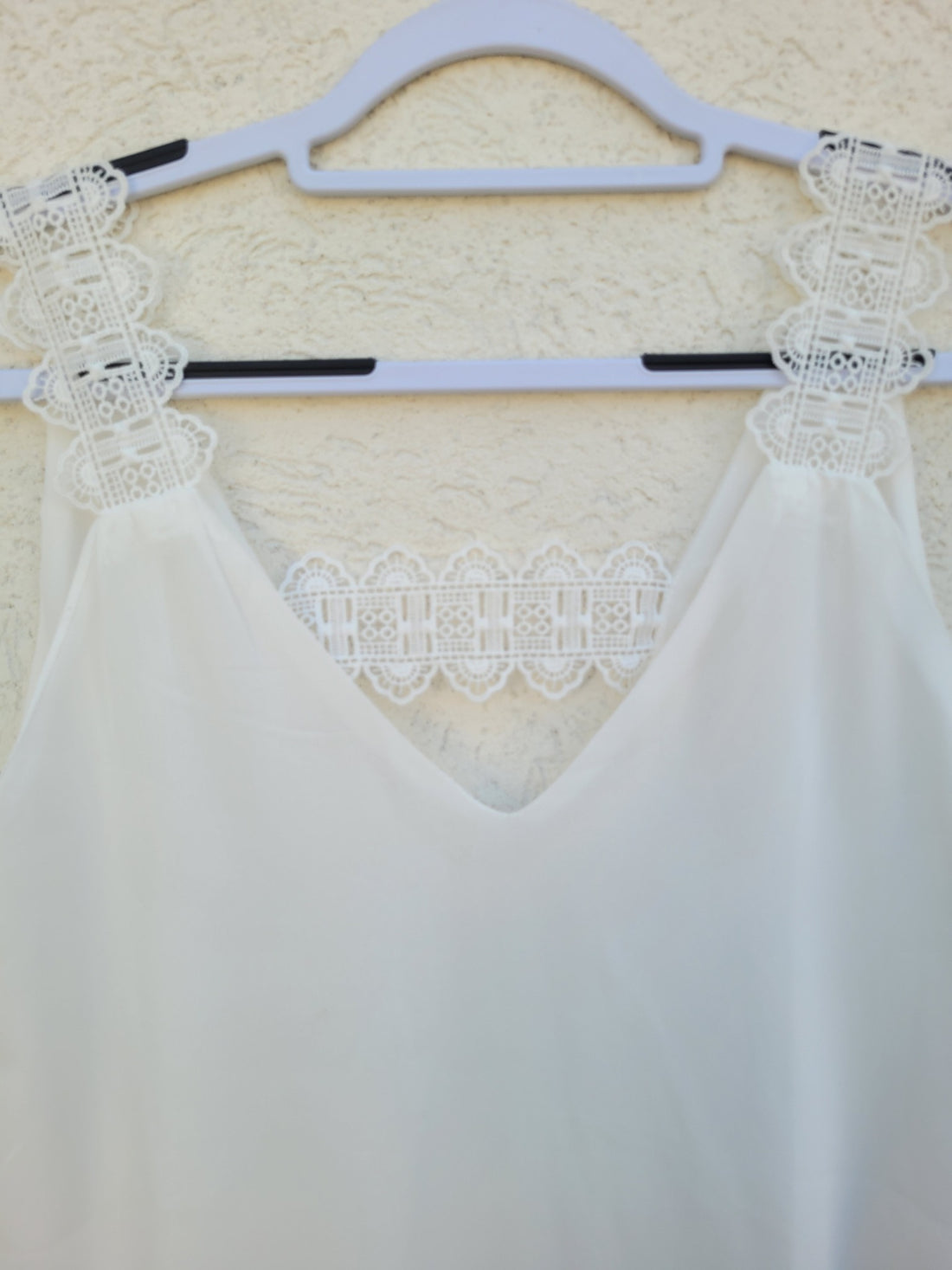 גופייה לבנה בשילוב תחרה