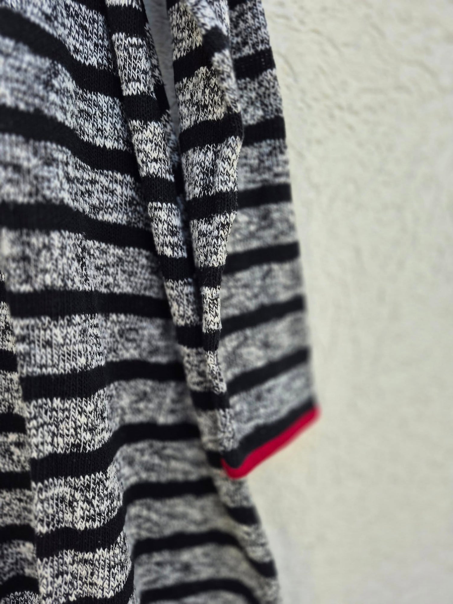 סריג פסיים שחור אפור