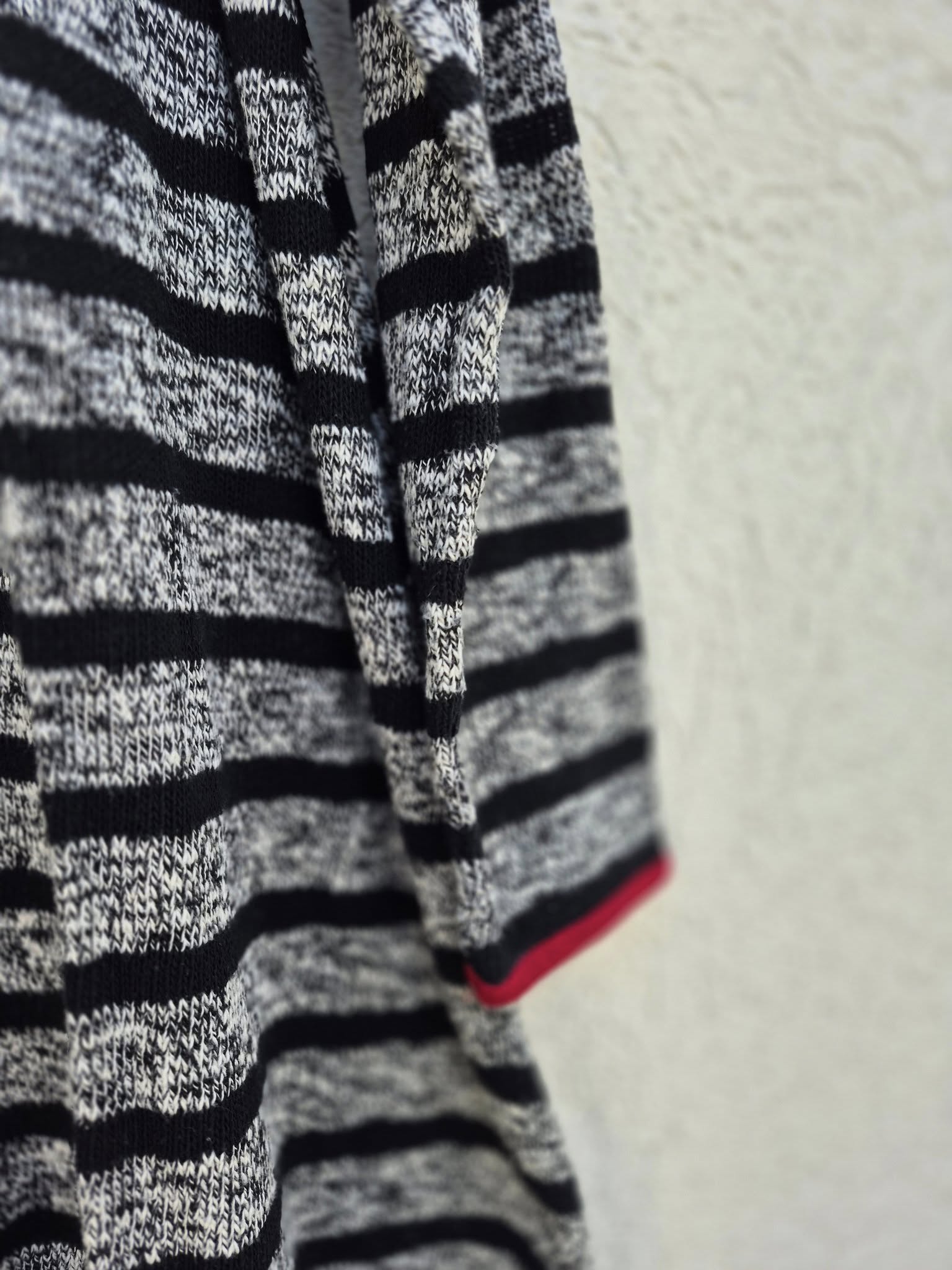 סריג פסיים שחור אפור