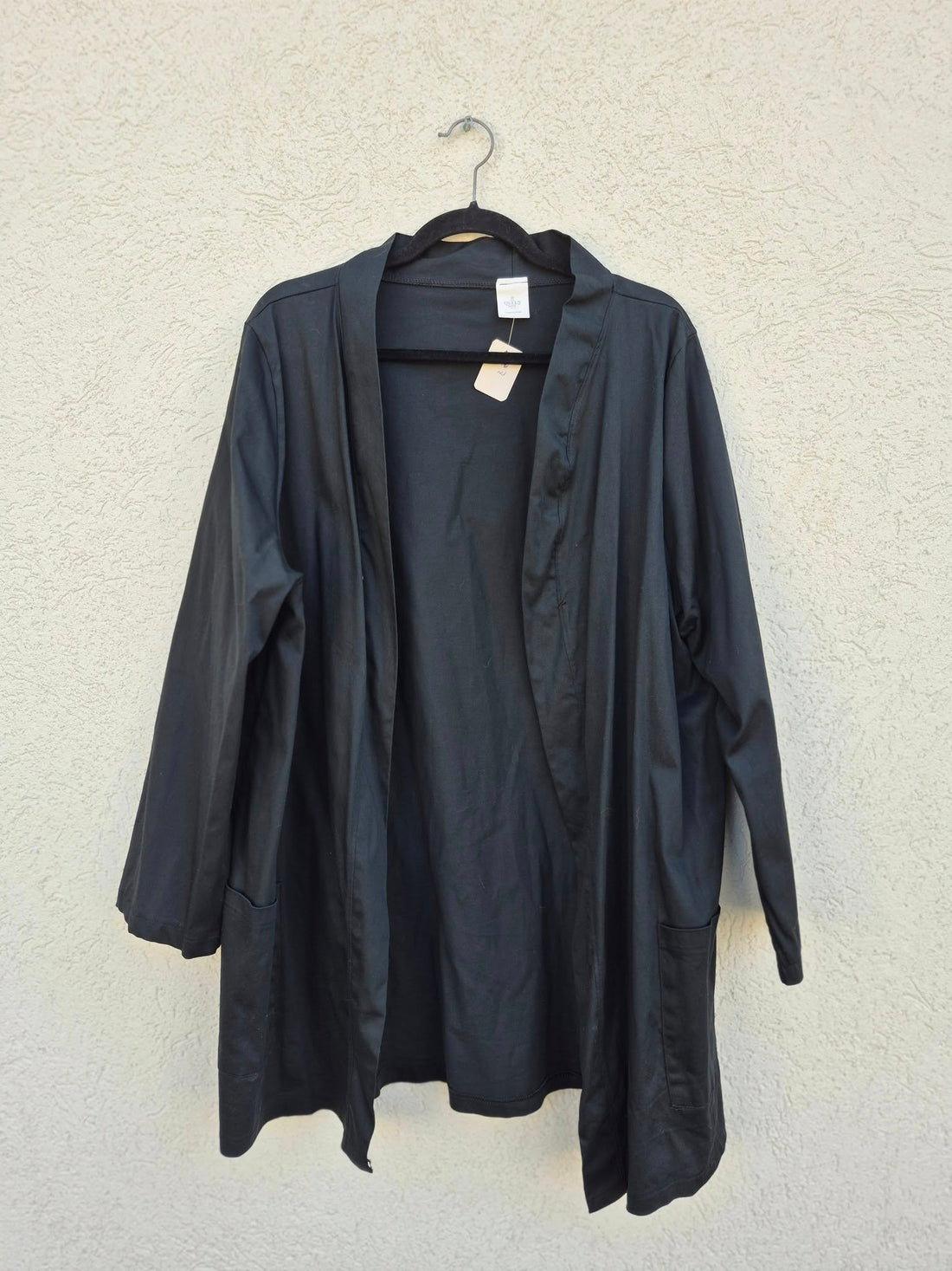 עליונית שחורה פתוחה עם כיסים