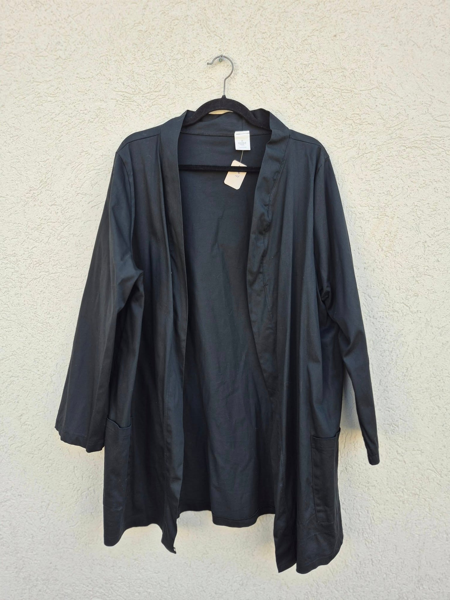 עליונית שחורה פתוחה עם כיסים