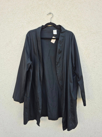 עליונית שחורה פתוחה עם כיסים