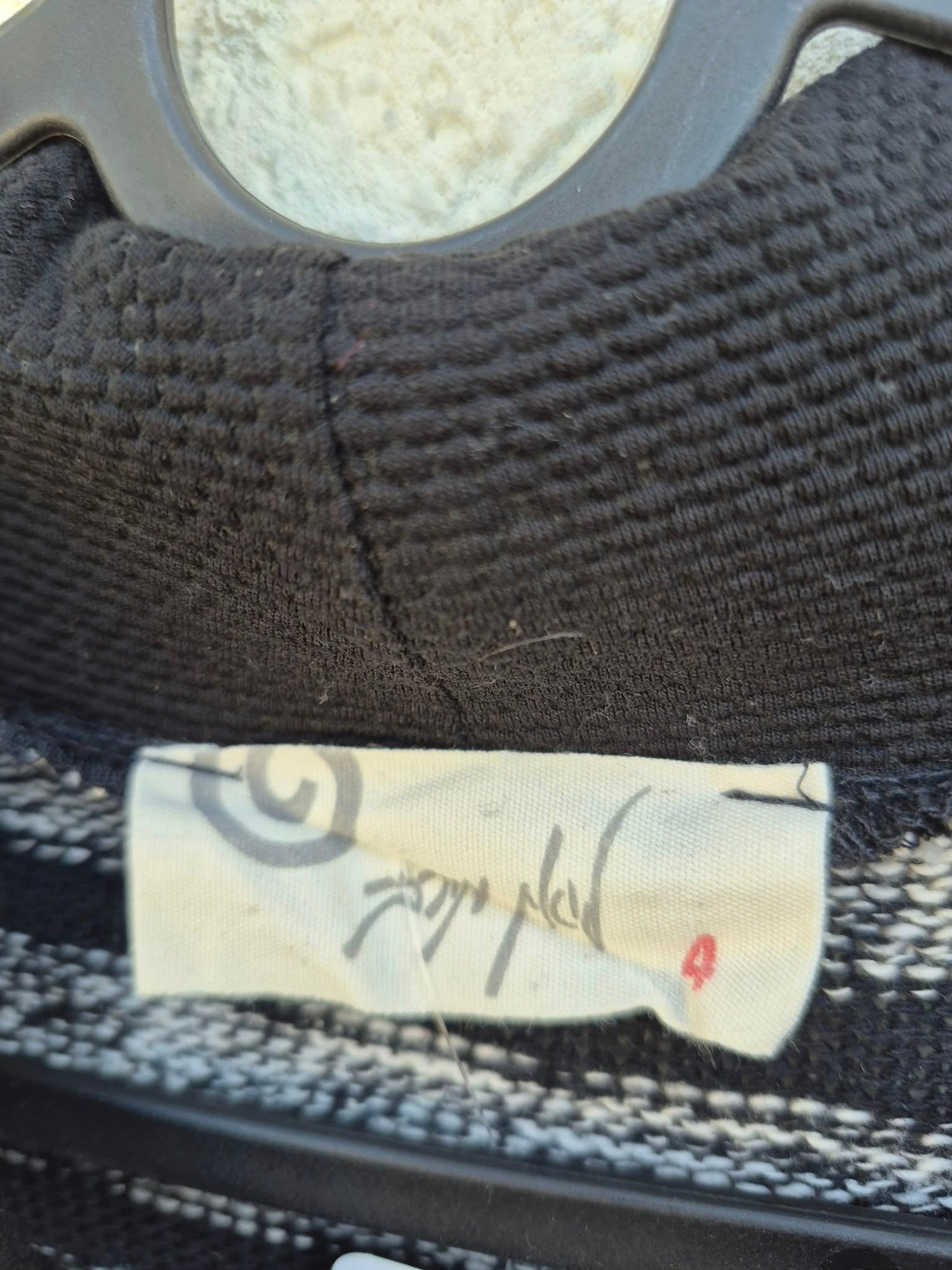 סריג פסיים שחור אפור