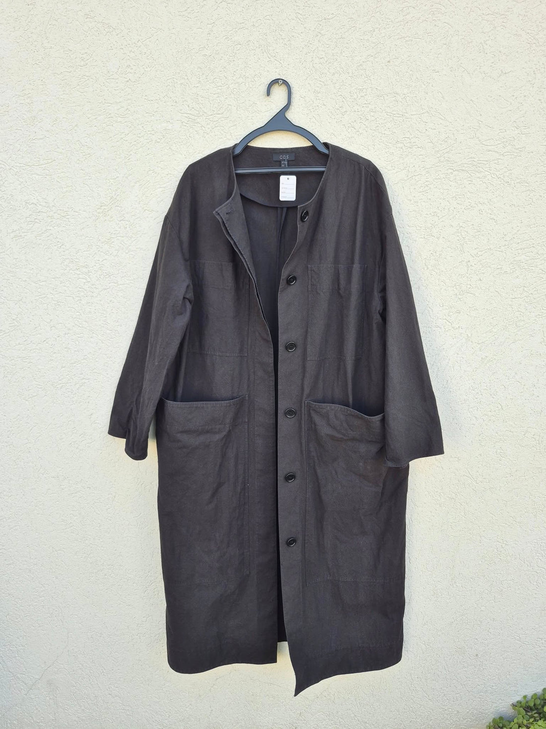 עליונית שחורה ארוכה אוברסייזית עם כיסים גדולים