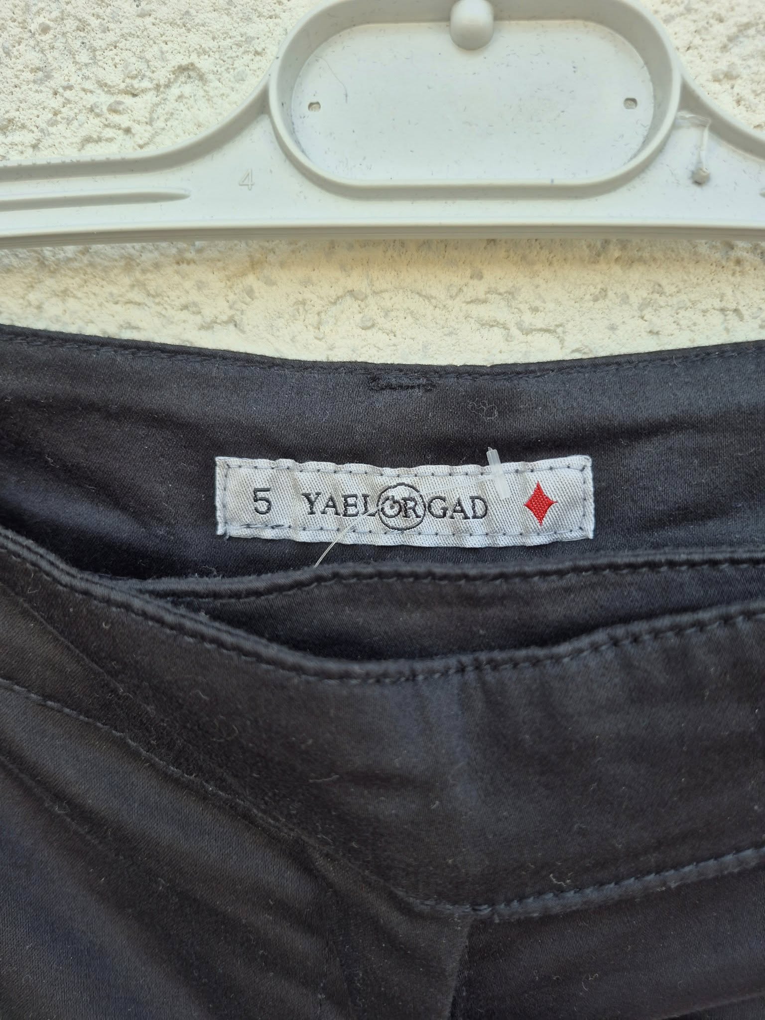 מכנסיים שחורים מחוייטים