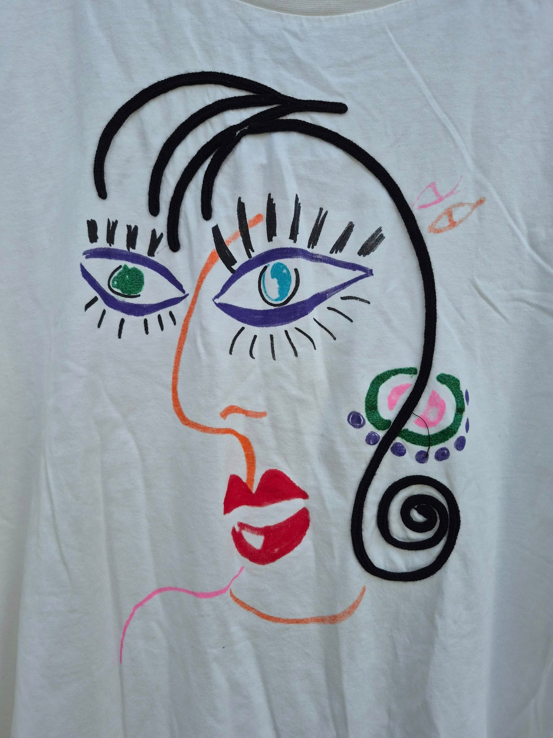 טי שירט לבנה בהדפס אישה בולט