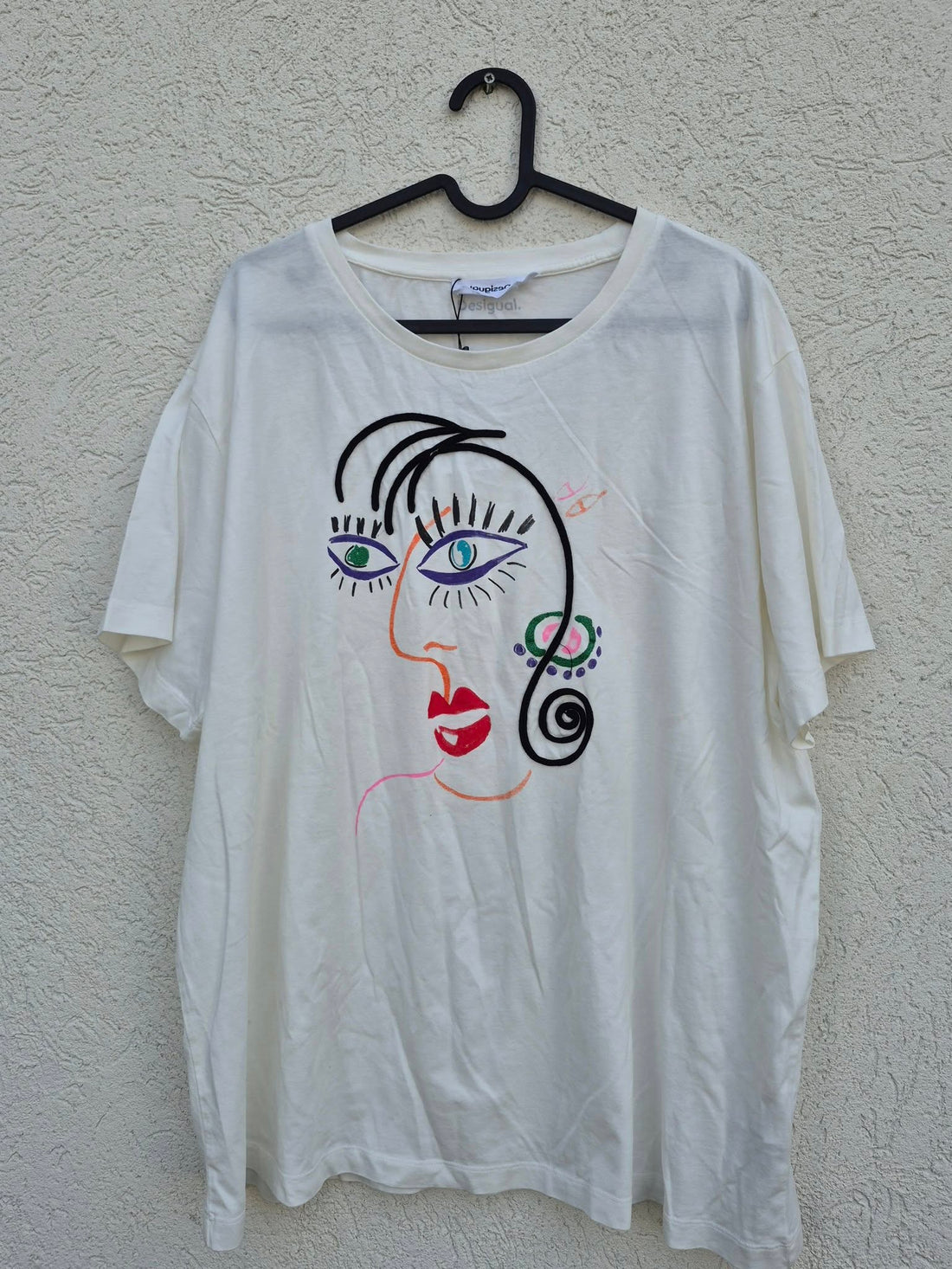 טי שירט לבנה בהדפס אישה בולט