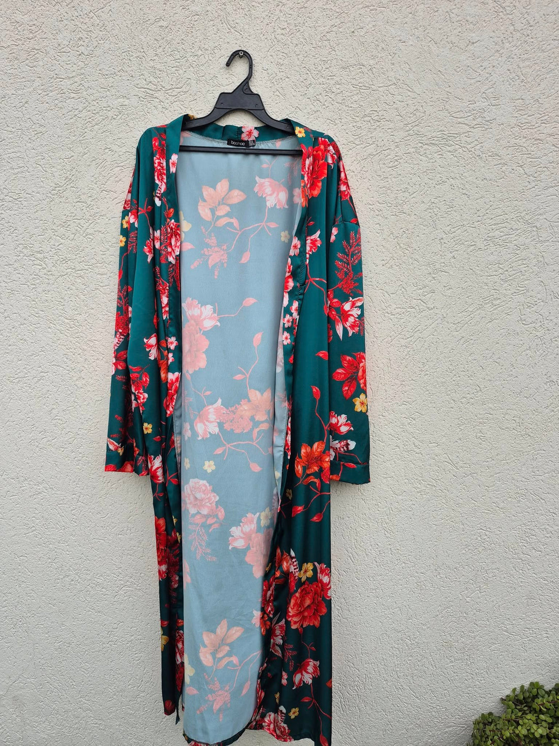 קימונו ירוק בהדפס פרחים עם בד מבריק