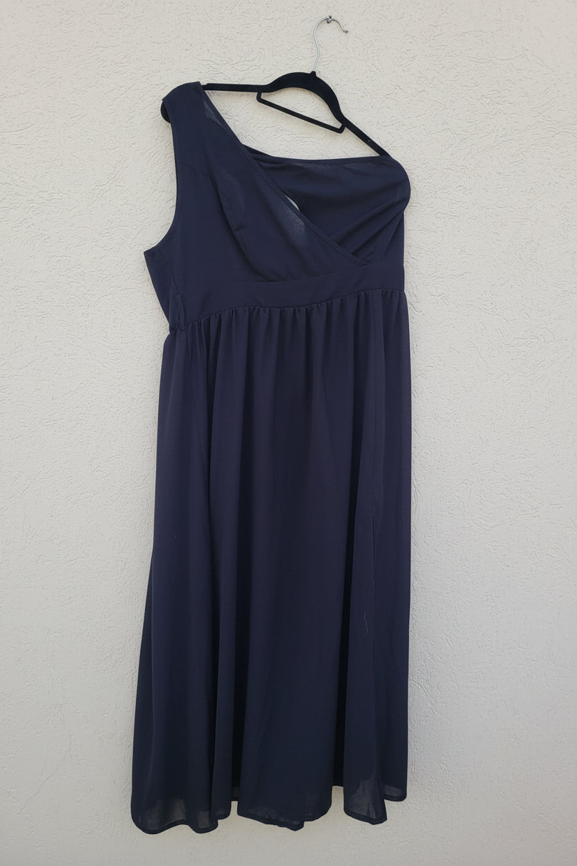 שמלה שחורה עם שתי כתפיות בצד אחד