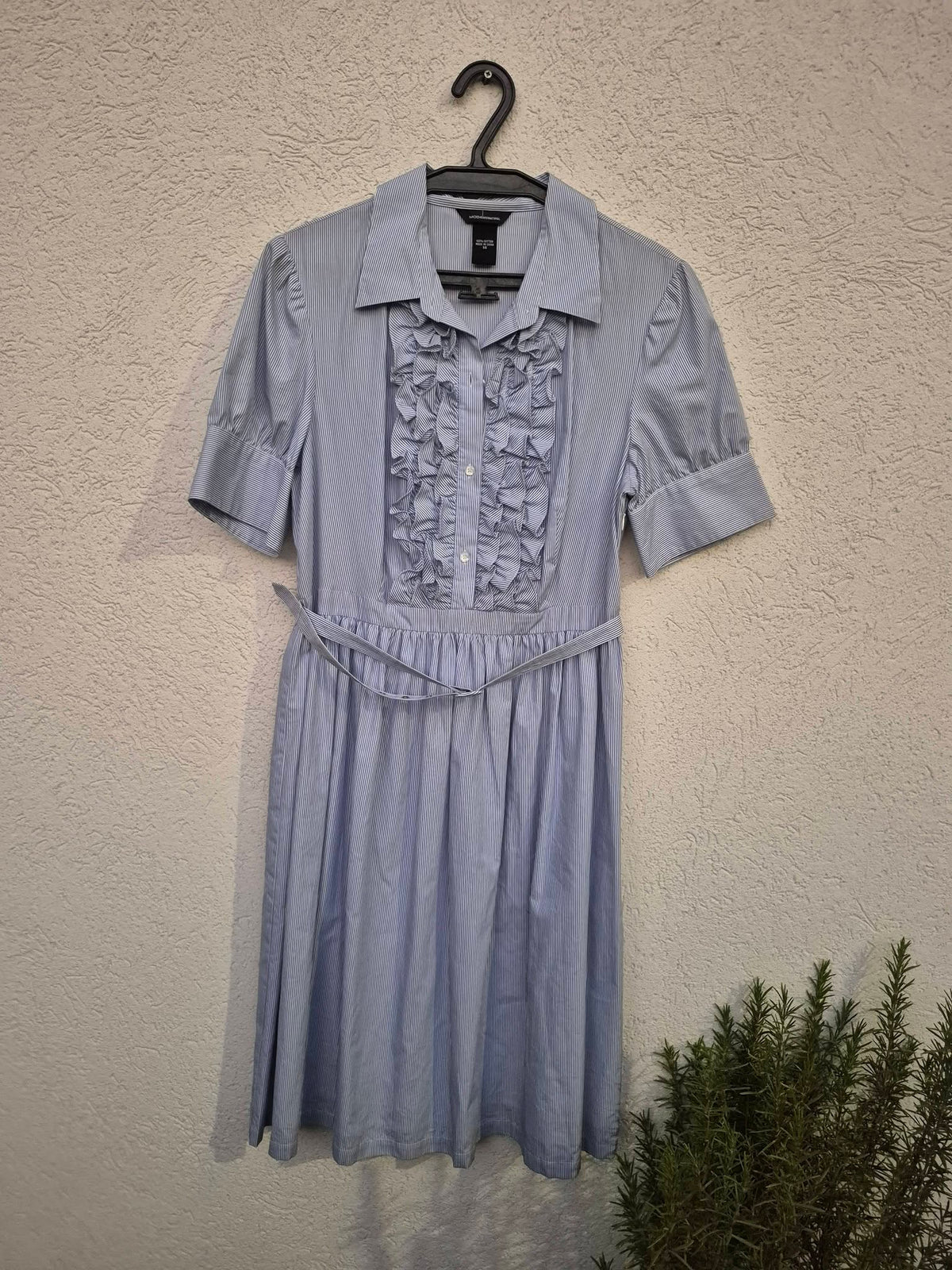 שמלה מחויטת עם דנטלים