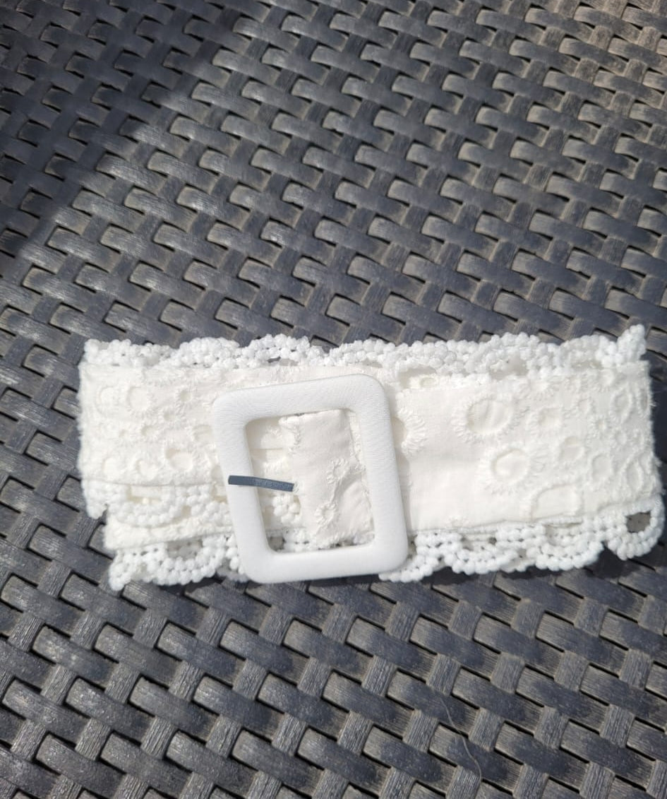 חגורת תחרה לבנה