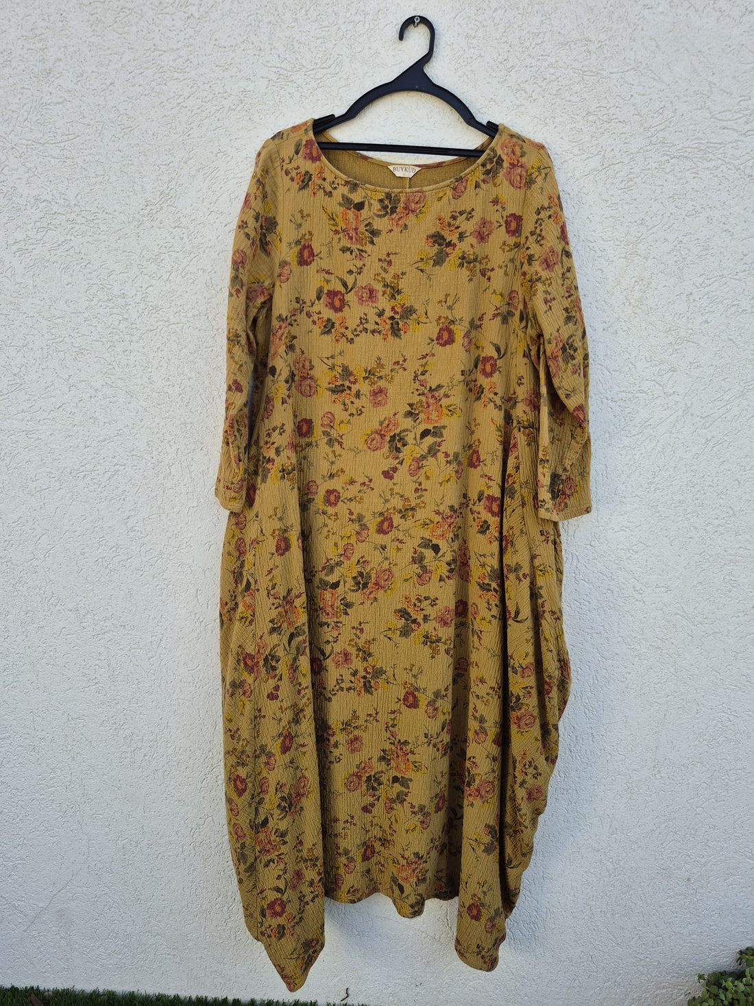 שמלת פרחונית על בסיס חרדל מבד טבעי